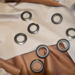 Le rideau et les oeillets avant montage Le rideau et les oeillets avant montage