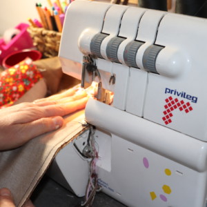 Sans couturière, pas de couture ... Ma surjeteuse en action